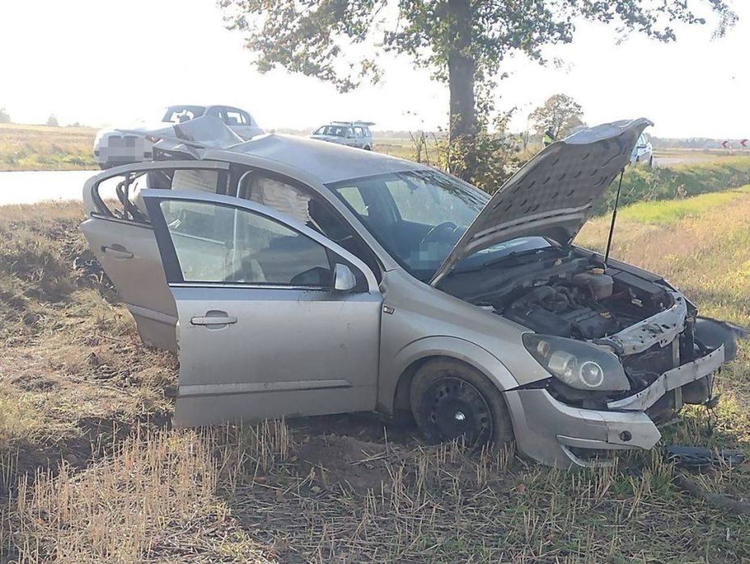 Zginęła 49-latka. W wyniku uderzenia oplem w drzewo