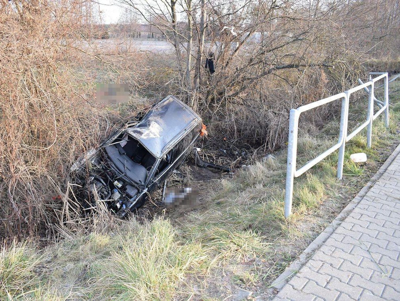 Zjechał do rowu i uderzył w betonowy przepust. Dwie osoby trafiły do szpitala