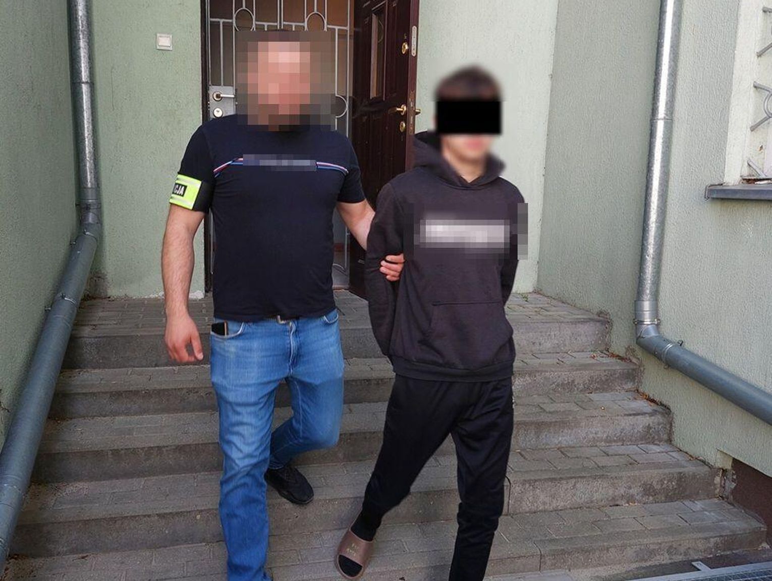 Złodziej auta uciekł. Zostawił w środku pasażerów