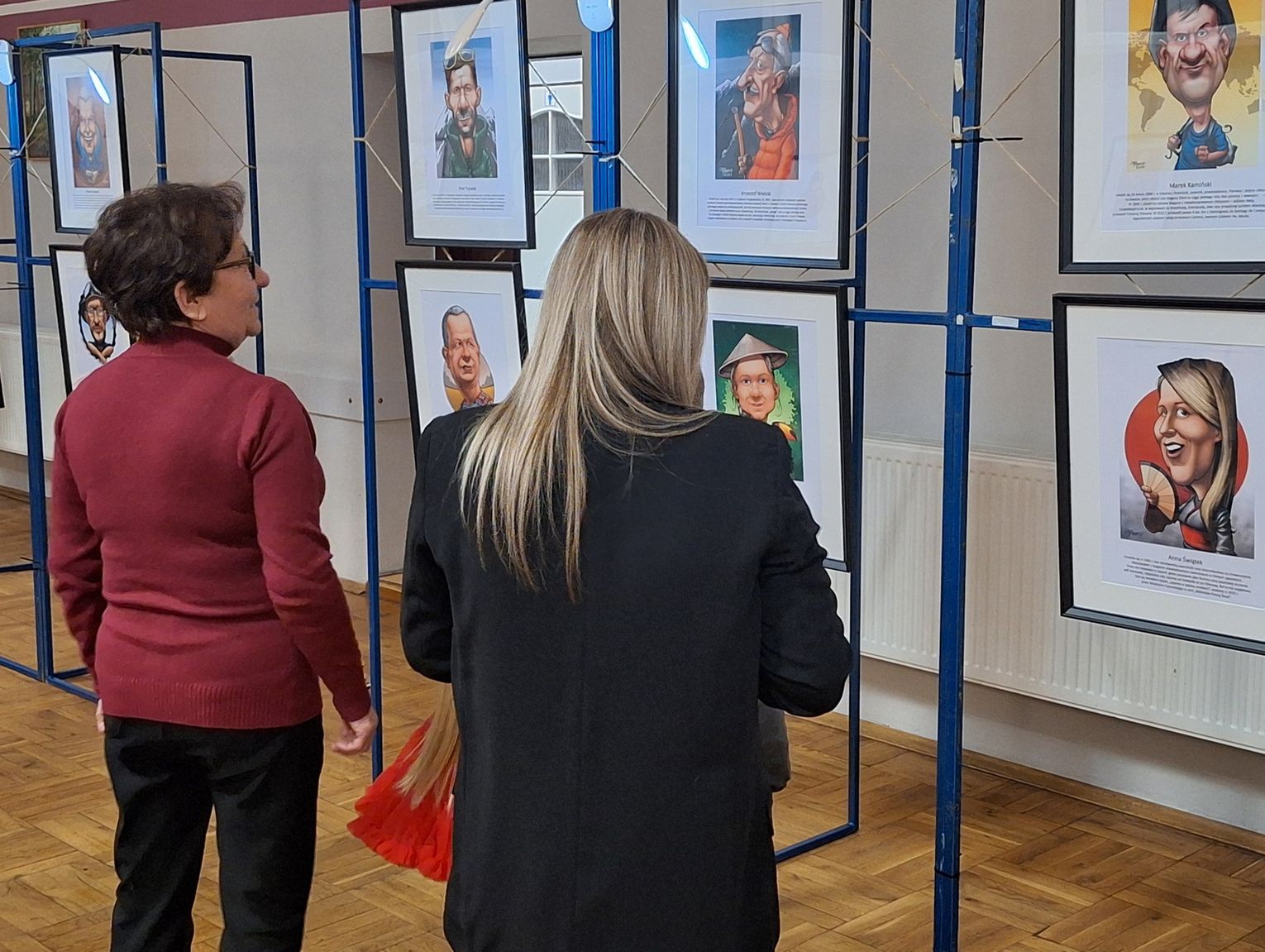 Znani podróżnicy w karykaturze. Niezwykła wystawa w Milanowie (ZDJĘCIA)