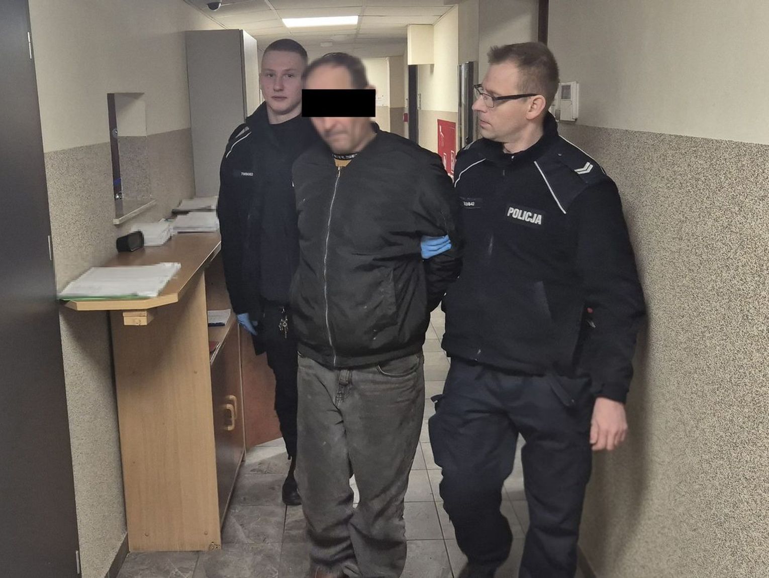 Znęcał się nad żoną i dziećmi. Groził, iż spali dom