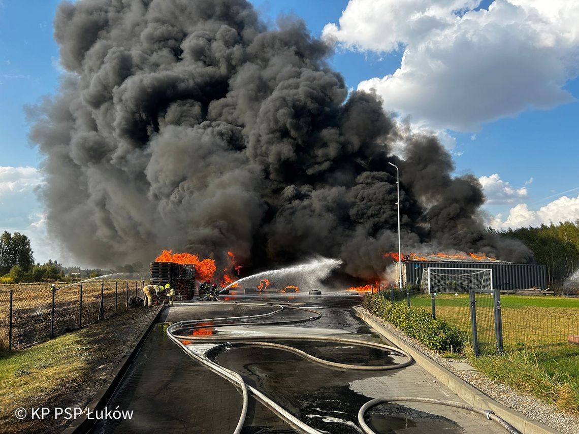 100 strażaków walczyło z pożarem w bazie transportowej 100 strażaków walczyło z pożarem w bazie transportowej