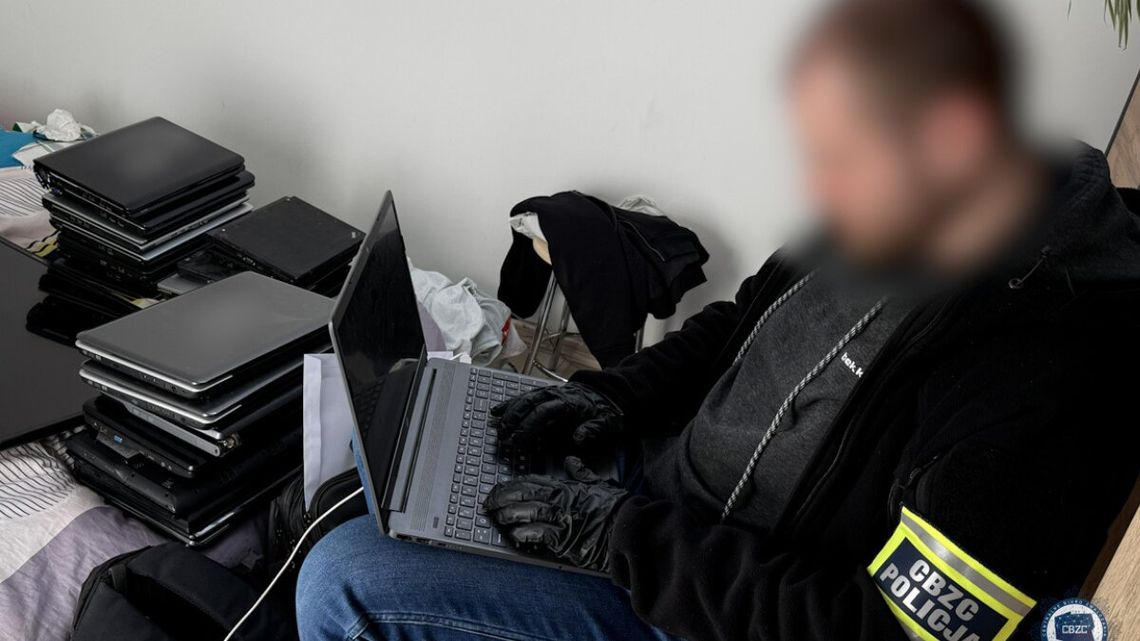 Kraj. 19-latek fotografował nago swoją małoletnią siostrę