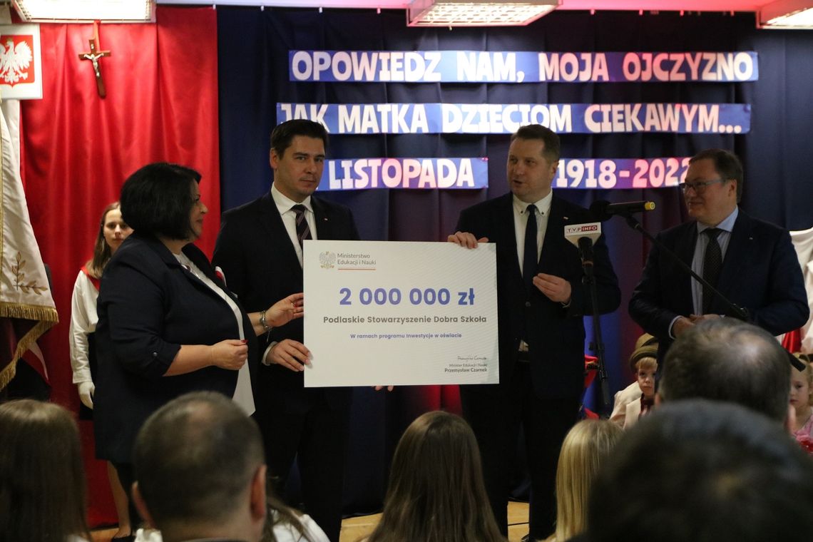 Minister Czarnek przekazał 2 mln zł dla szkoły społecznej. Jest szansa na salę sportową