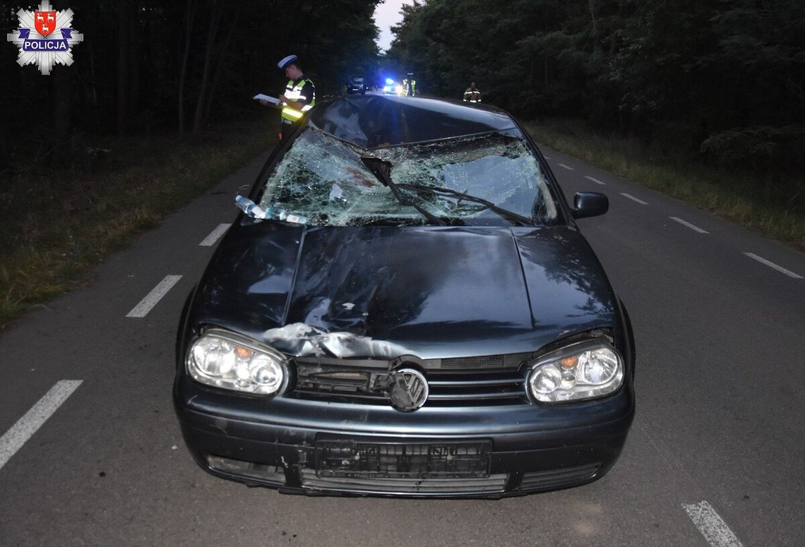 30-latka i dwoje dzieci ciężko ranni po potrąceniu pod Łukowem uszkodzony samochód volkswagen i policjant na drodze