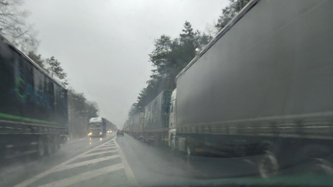 650 ciężarówek czeka na odprawę na przejściu granicznym w Koroszczynie