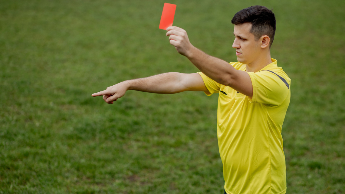 Atak na sędziego piłkarskiego jak na policjanta