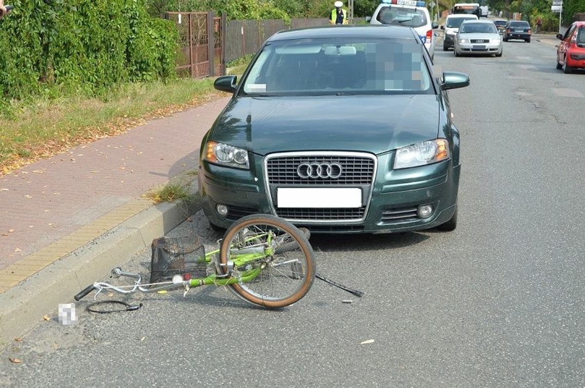 Audi potrąciło rowerzystę. Motocykl zderzył się z autem i rowerzystką