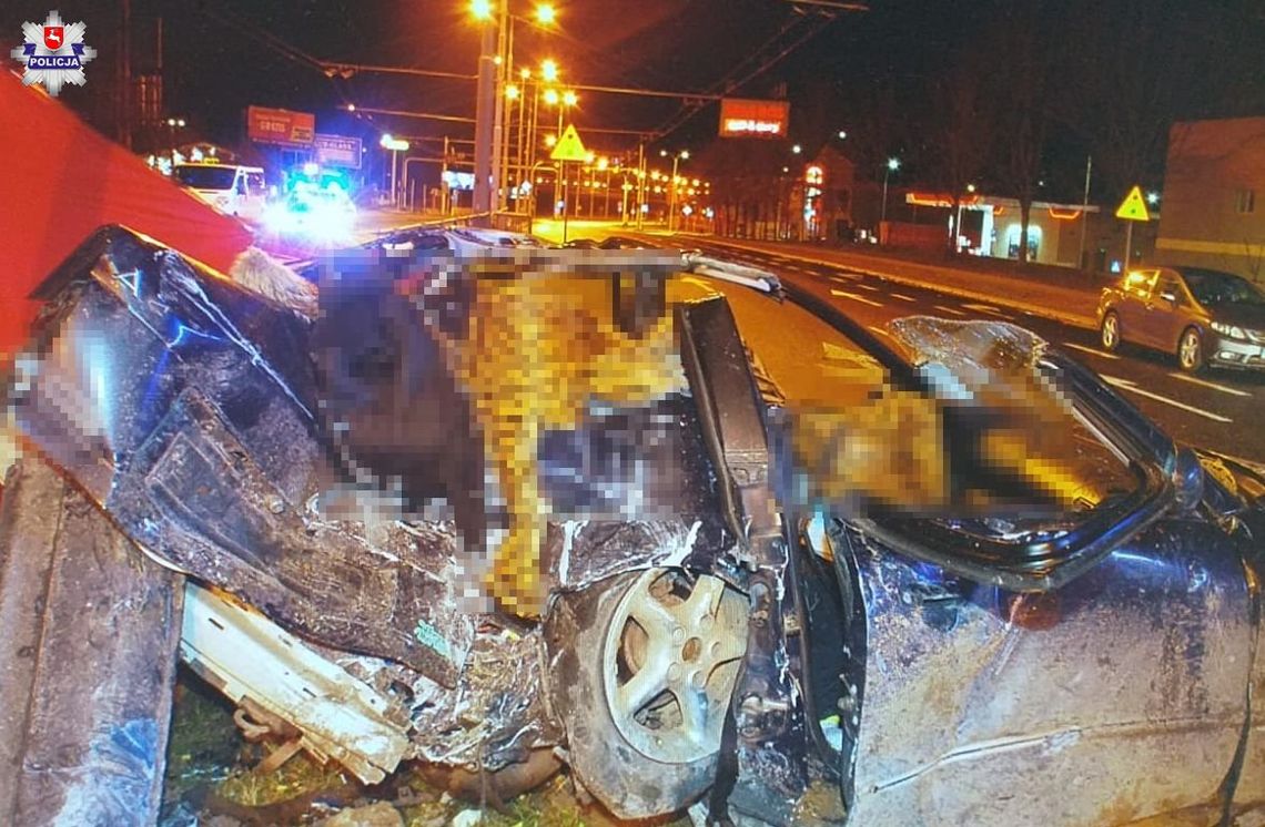 Auto roztrzaskało się na słupie. Nie żyje troje nastolatków [ZDJĘCIA]