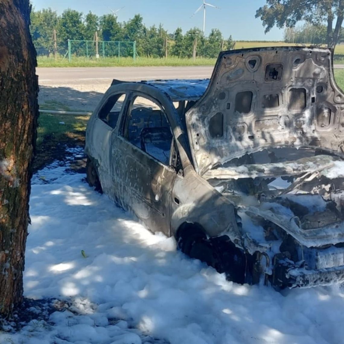 Auto stanęło w ogniu. Płomienie zajęły też przydrożne pole [ZDJĘCIA]