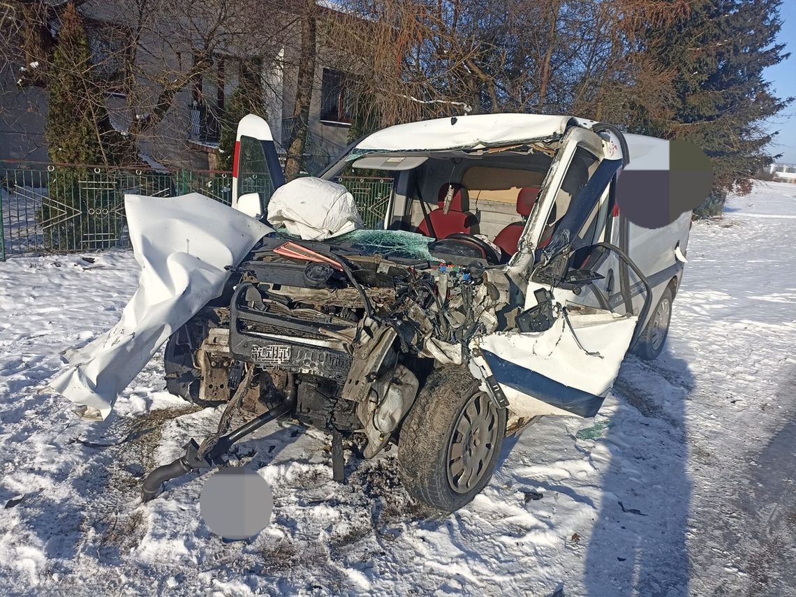 Autobus zderzył się z osobówką. Jedna osoba poszkodowana