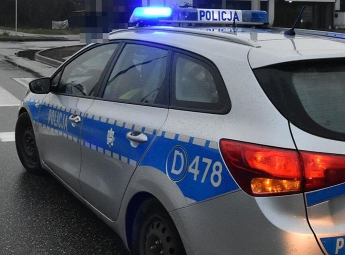 Awaria inwalidzkiego skutera unieruchomiła kobietę na mrozie. Pomogli policjanci