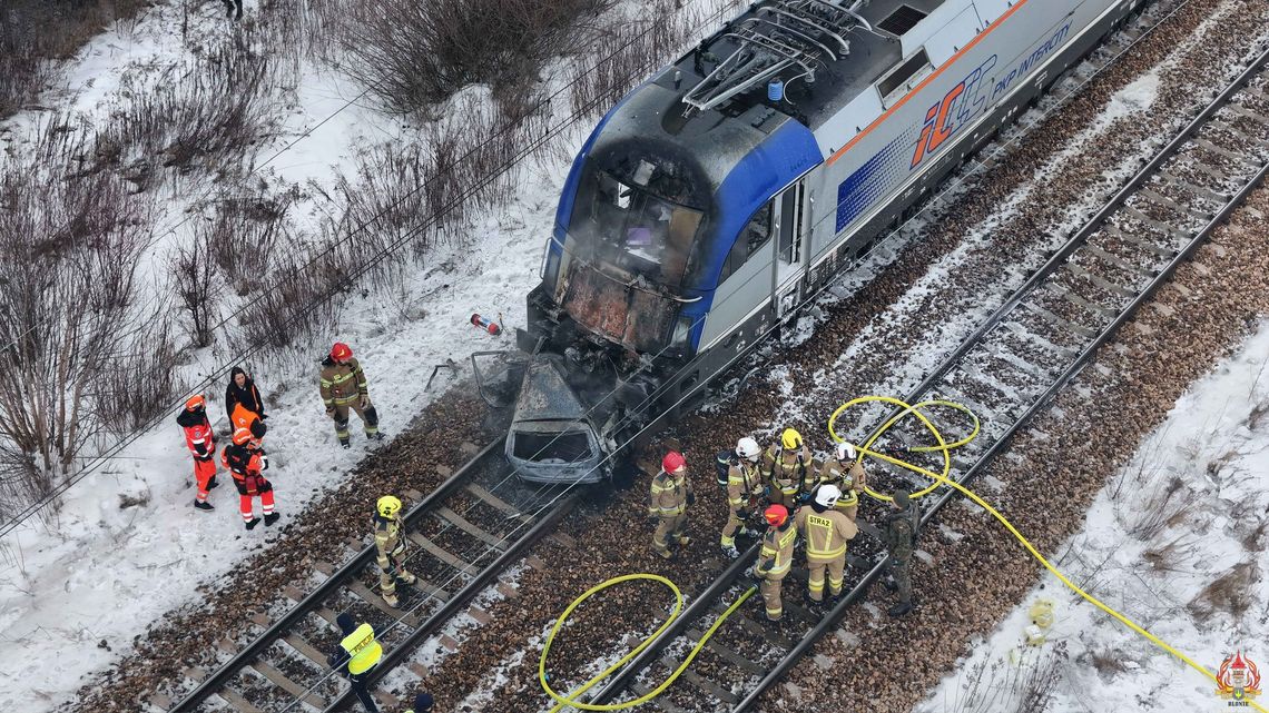 Pociągi uderzyły w samochód. Ewakuowano około 600 osób