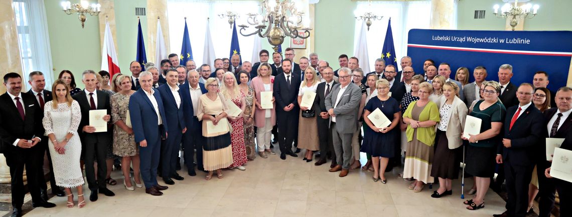 Będą lepsze drogi. Wojewoda podpisał umowy z samorządami