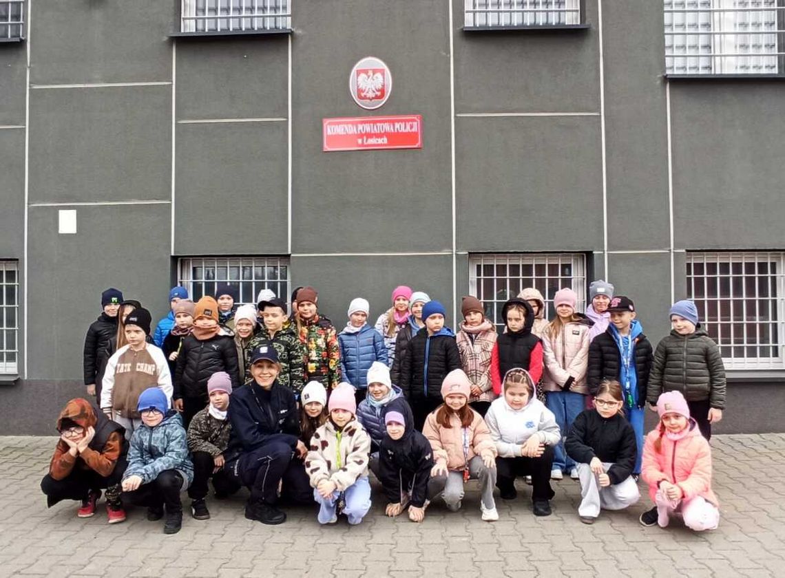 „Bezpieczeństwo i pasja”. Pierwszoklasiści z łosickiej „Jedynki” poznali zawód policjanta [ZDJĘCIA]