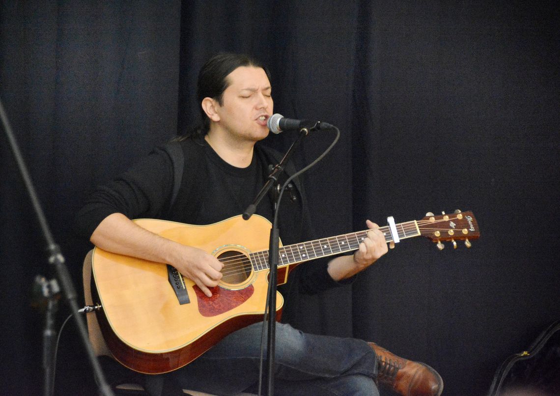 Biała Podlaska: Gabriel Fleszar gra, śpiewa i mówi o uzależnieniach