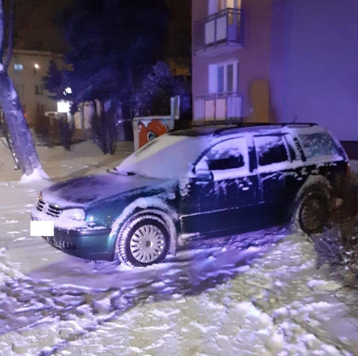 Biała Podlaska. Jechał chodnikiem. Był pod wpływem narkotyków samochód częściowo ośnieżony narkotyki w woreczkach foliowych