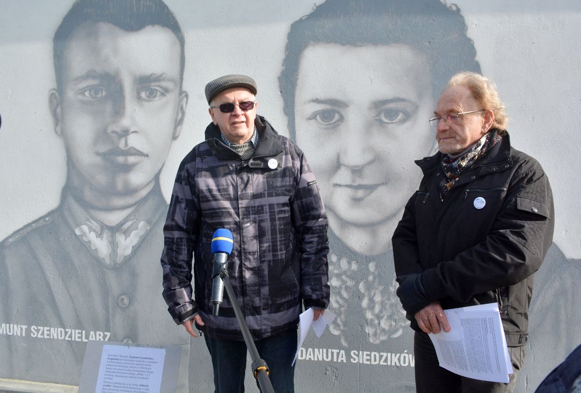 Biała Podlaska: KOD chce brzozy w miejsce Łupaszki. Kibice patrolują mural