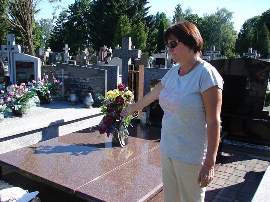 Biała Podlaska: Kwiaty "chodzą" po cmentarzu. Nie do wiary kto je przenosi