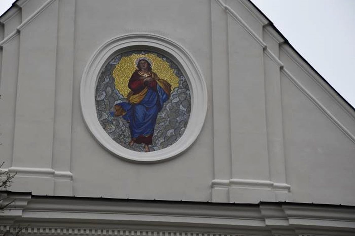 Biała Podlaska: Matka Boska Anielska na kościele św. Antoniego