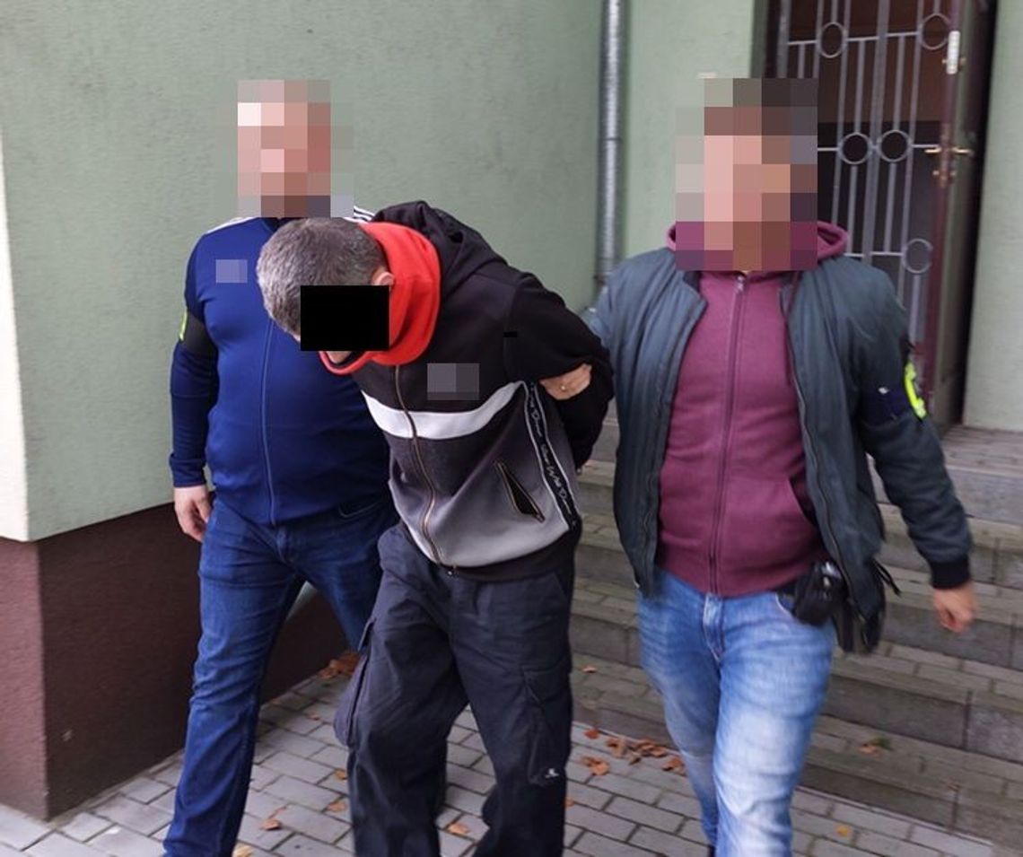 policjanci prowadzą zaginionego, aresztowanie, Biała Podlaska 3 listopada 2025