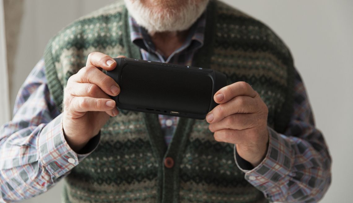 Biała Podlaska. Oszust udawał znanego polityka. 84-latek stracił oszczędności życia