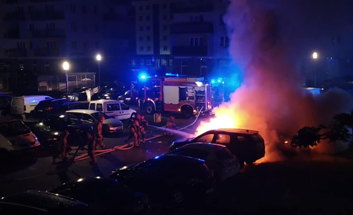 Biała Podlaska. Pożar 3 aut. Służby nie wykluczają podpalenia [ZDJĘCIA, FILM]