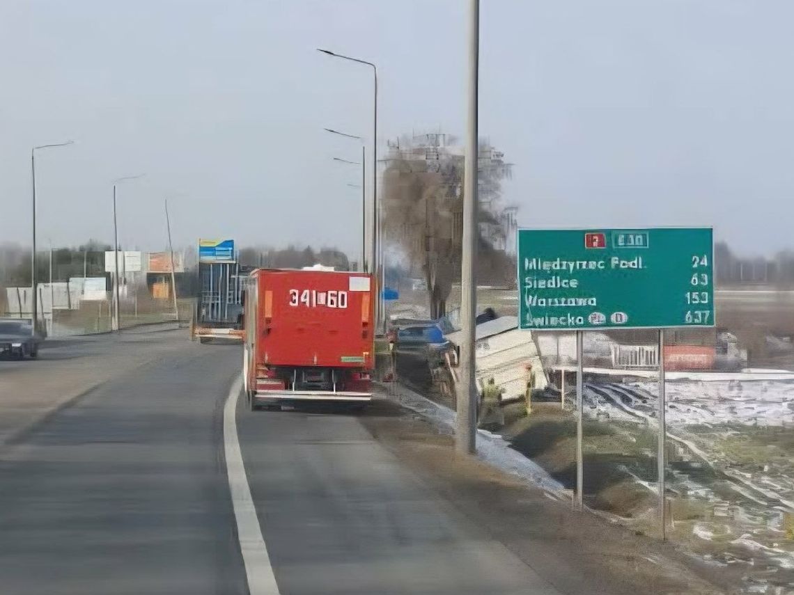 Biała Podlaska. Ruch wahadłowy na E30. TIR w rowie [ZDJĘCIA, FILM]