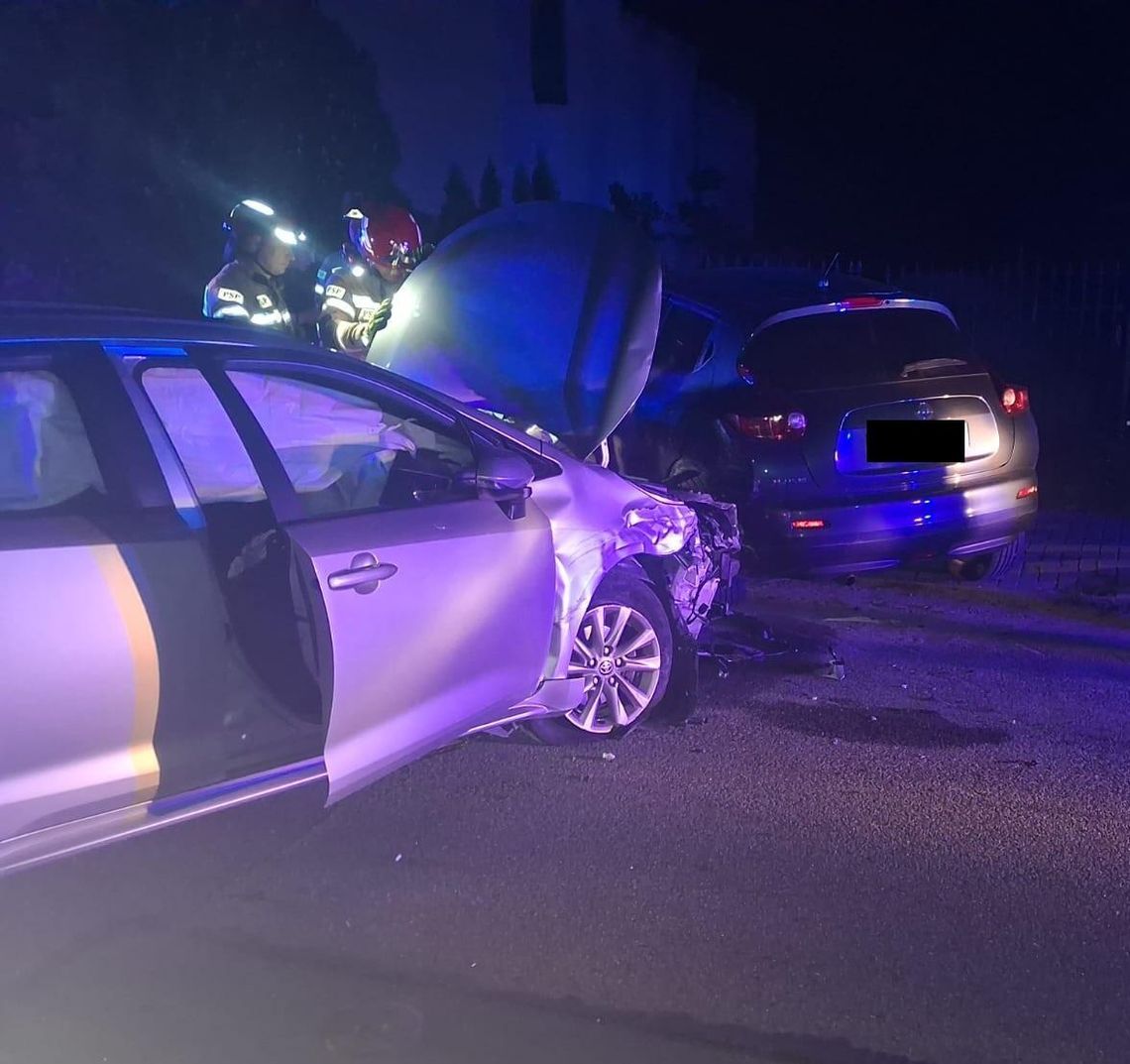 Biała Podlaska. Toyota uderzyła z zaparkowany samochód