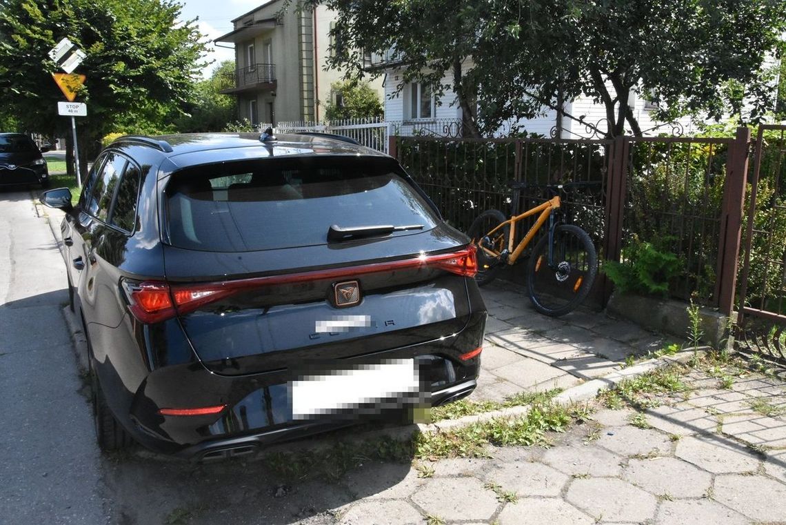 Biała Podlaska. Zapatrzył się na znajomego, uderzył w zaparkowane auto