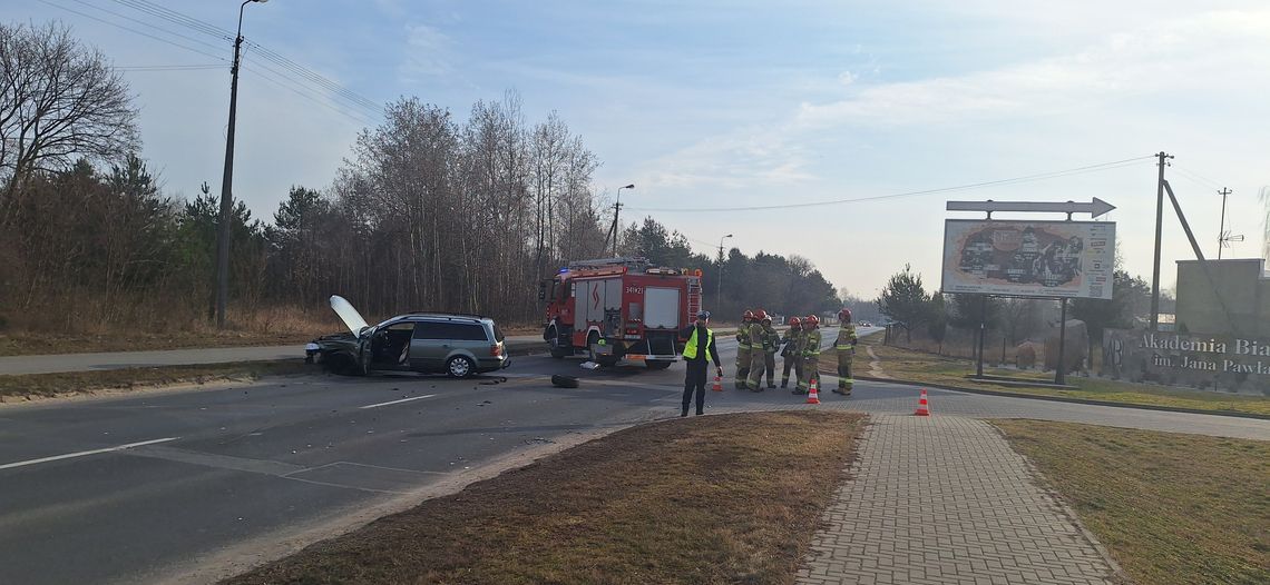 Biała Podlaska. Zderzenie 2 aut. Droga jest zablokowana