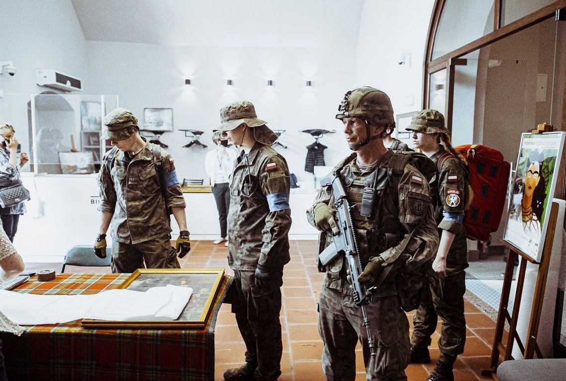 Biała Podlaska: Żołnierze ewakuowali muzeum [ZDJĘCIA]