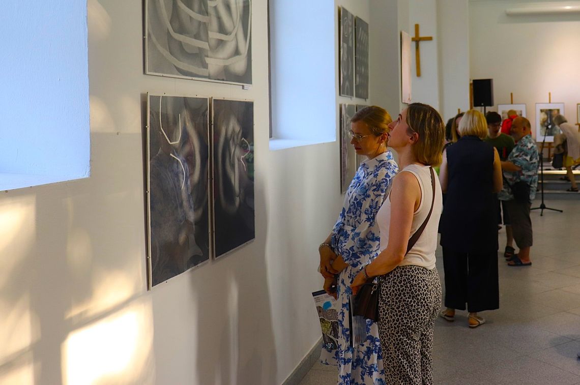 „Biało, szaro, kolorowo”. Wernisaż w dawnej cerkwi w Wisznicach [GALERIA ZDJĘĆ]