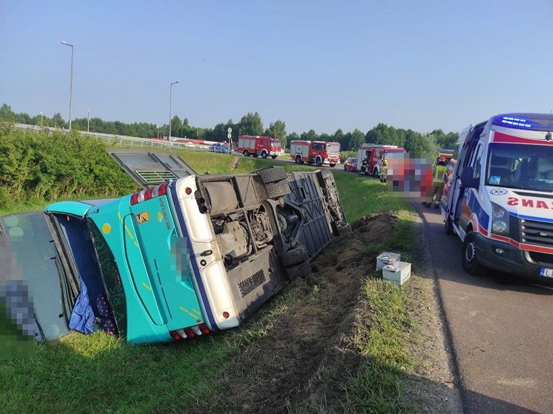 Białoruski autokar wjechał do rowu. 11 osób trafiło do szpitala