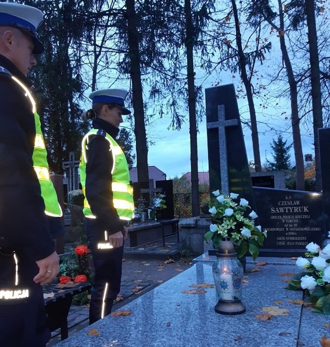 Bialscy policjanci na cmentarzach. Poszli ze zniczami