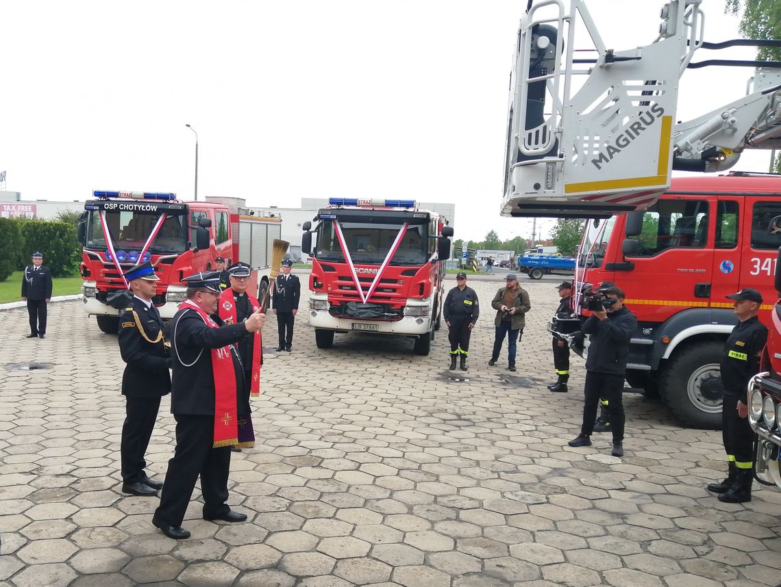 Bialscy strażacy świętują. Były awanse, medale i święcenie wozów