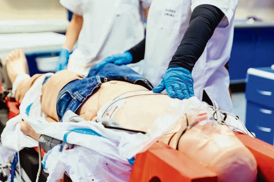 Zaatakowali ratowników medycznych, stanęli przed sądem. Zasłaniają się niepamięcią