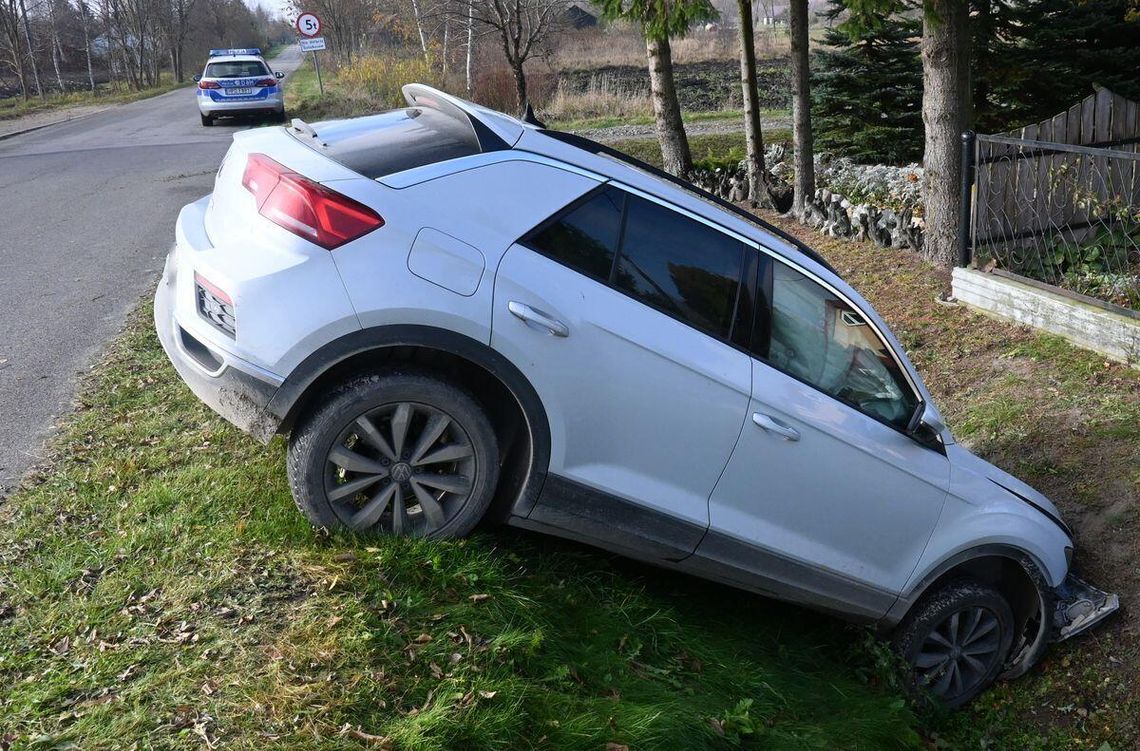 Lubelskie. Brawurowa jazda 17-latka. Autem rodziców bez prawa jazdy. 16-latka trafiła do szpitala