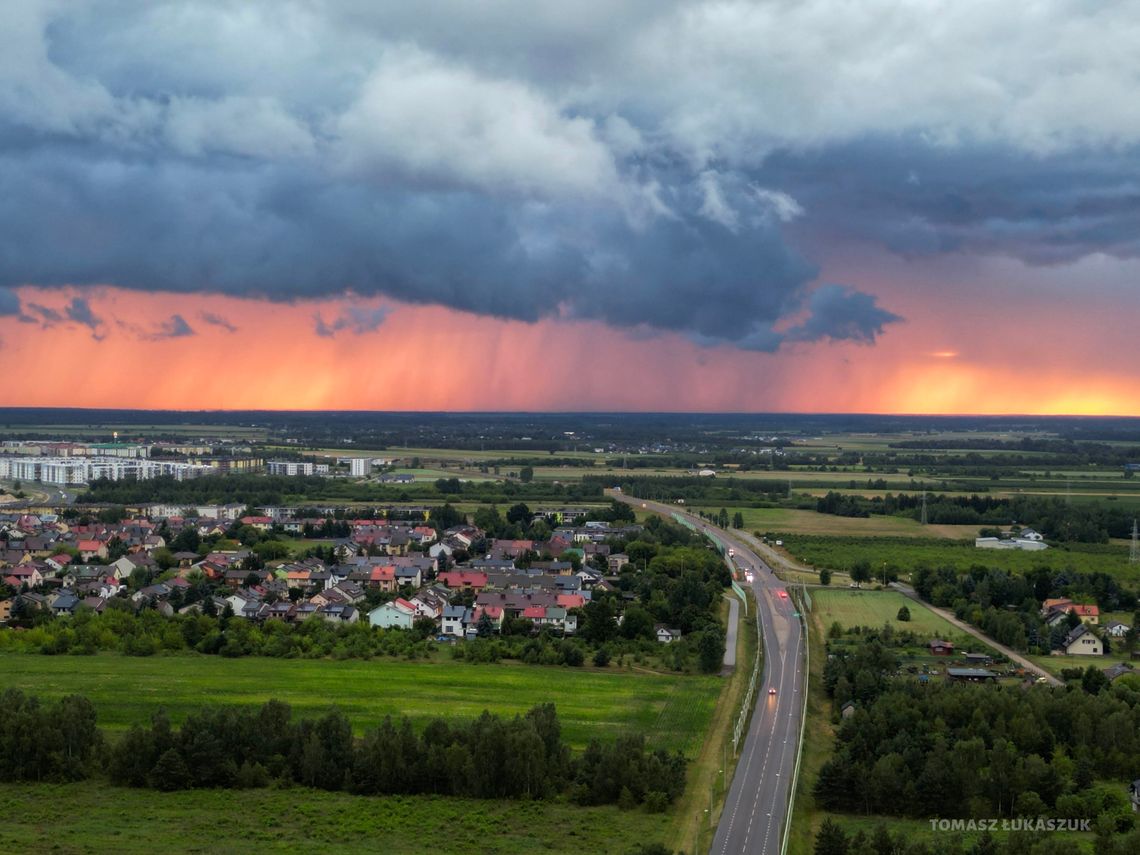 Burze z intensywnym deszczem i silnym wiatrem. IMGW wydało ostrzeżenia Burze z intensywnym deszczem i silnym wiatrem. IMGW wydało ostrzeżenia