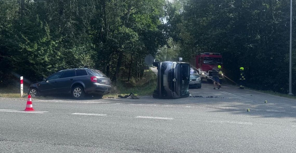 Bus wjechał w osobówkę. Poszkodowana pasażerka