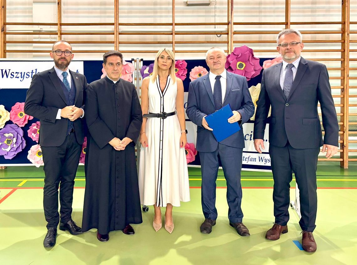 Były starosta pokieruje podstawówką