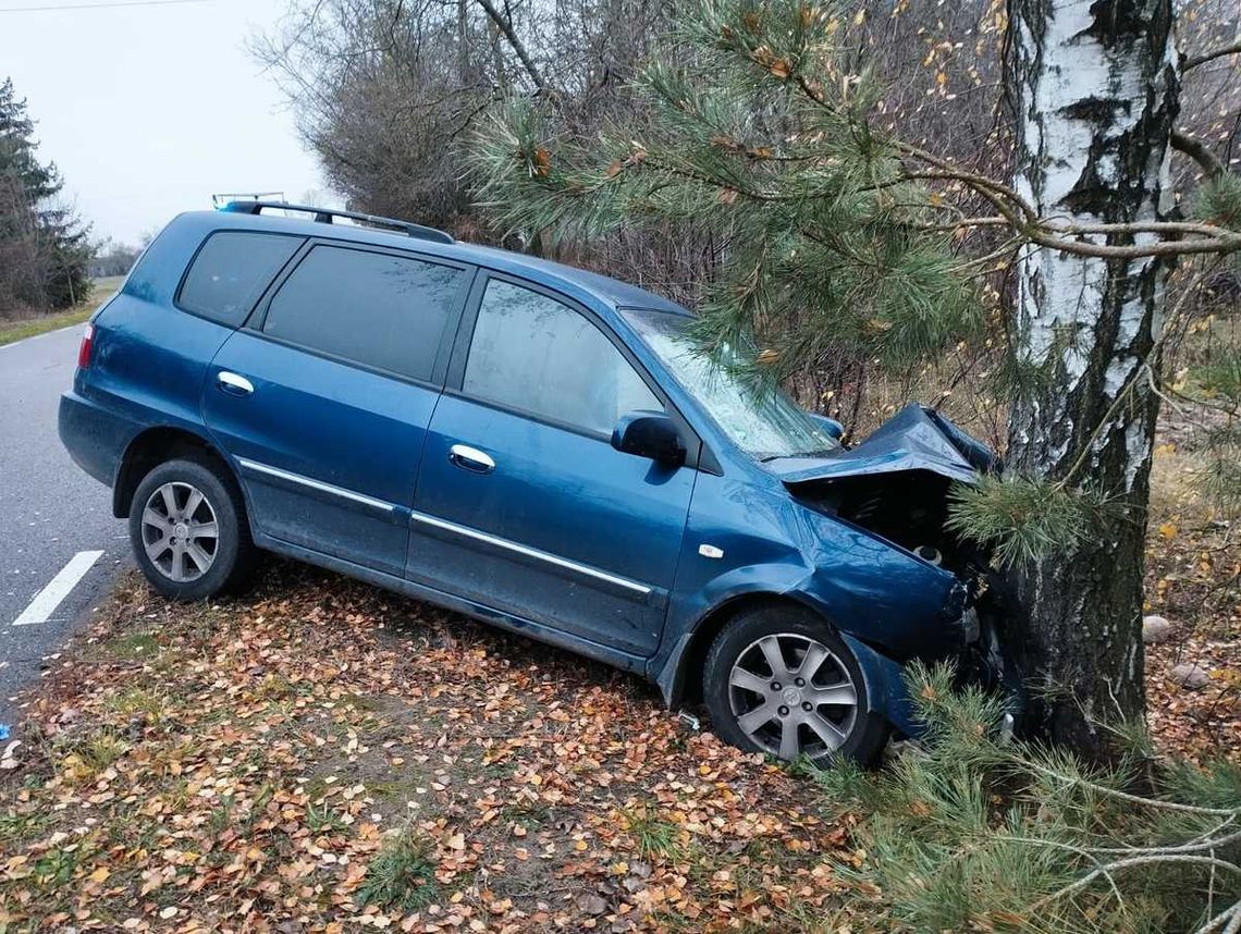 Chciał wyprzedzić samochód, a uderzył w drzewo