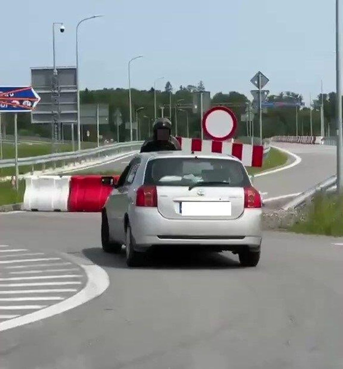 Motocyklisca na masce auta. Chciał zatrzymać pijanego kierowcę [WIDEO, ZDJĘCIA]