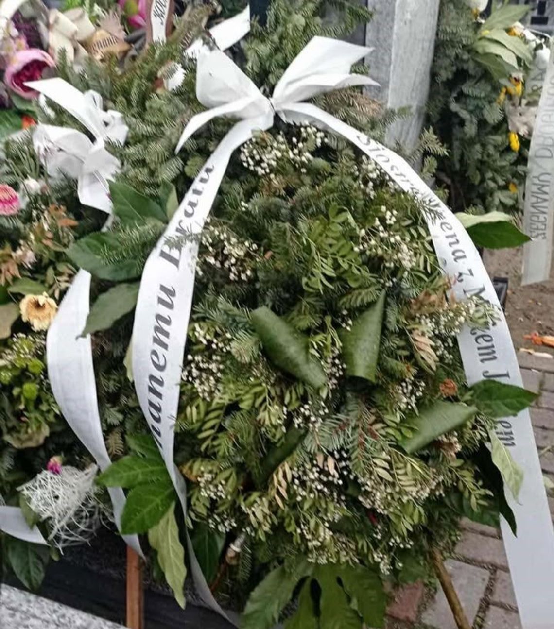 Lubelskie. Cmentarne hieny niszczą wieńce. „Po pogrzebie już w poniedziałek nie było róż”