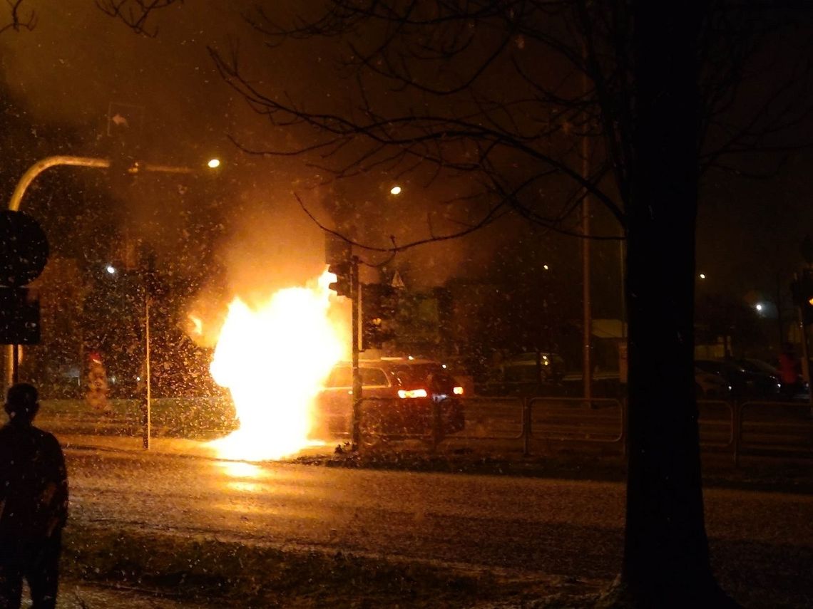 Jeep stanął w płomieniach na skrzyżowaniu. Kierowca wydostał się z auta