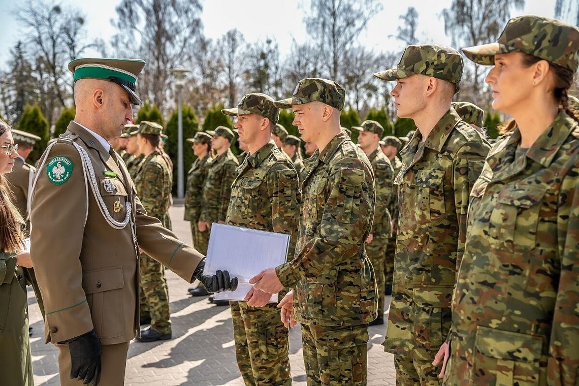 Nowi funkcjonariusze Straży Granicznej ślubowali [ZDJĘCIA, FILM]