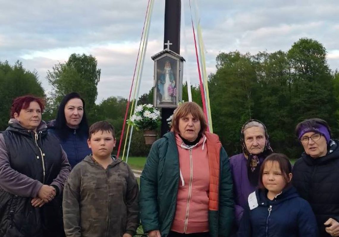 Choć jest Panią nieba, ziemi, nie gardzi dary naszymi