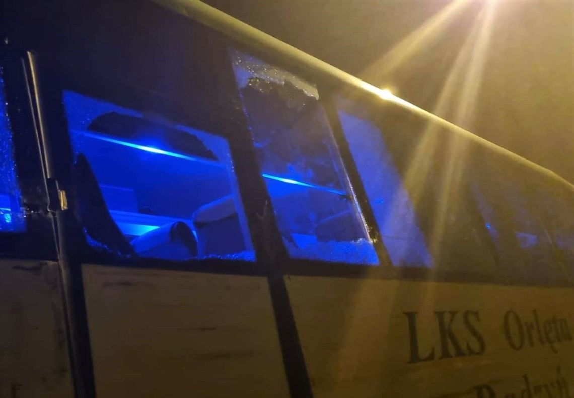 Ciągnik siodłowy uderzył w bok autokaru Orląt