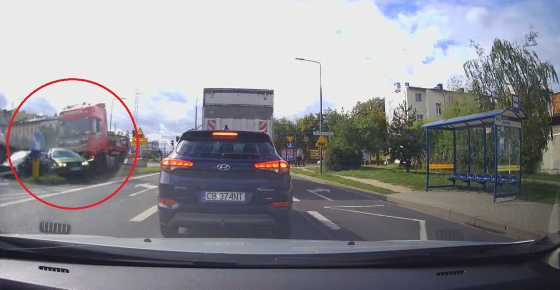 Ciężarówka miażdży 9 samochodów. Jest nagranie z karambolu [VIDEO]