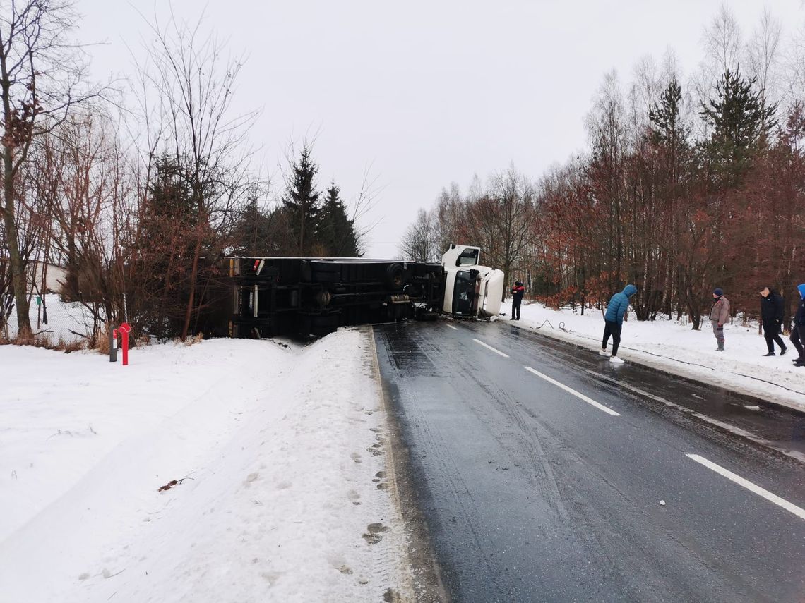 Ciężarówka zaczepiła ciężarówkę. Dwie osoby trafiły do szpitala